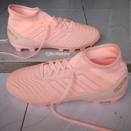 ฟุตบอลไทย pantip Pink adidas Predator 18.1 boots! These are actually very adorable! #cute #cleats...